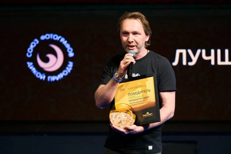 Победители в номинациях от Арт-платформы со статуэтками в виде оранжевых брусков из эпоксидной смолы
