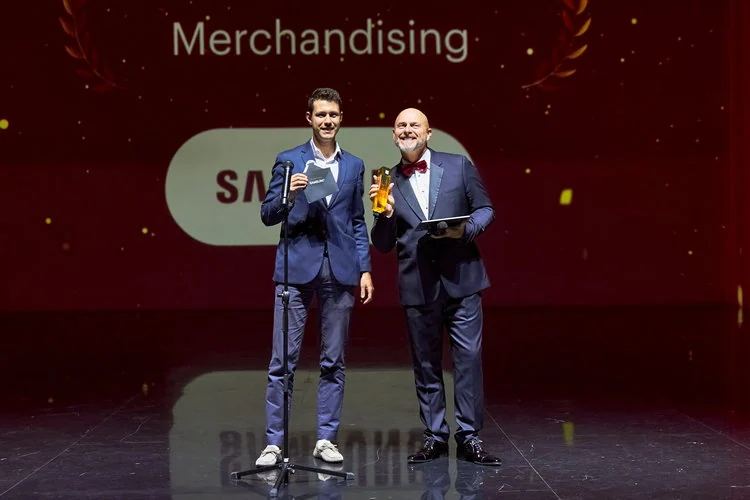 Награждение в Дубае премия International digital retail awards 2025 наградами из эпоксидной смолы желтого цвета и с металлическим шильдиком