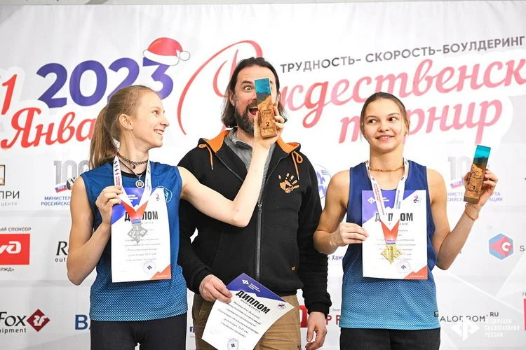 Награждение победителей соревнований по скалолазанию кубками из карагача и голубой эпоксидной смолы