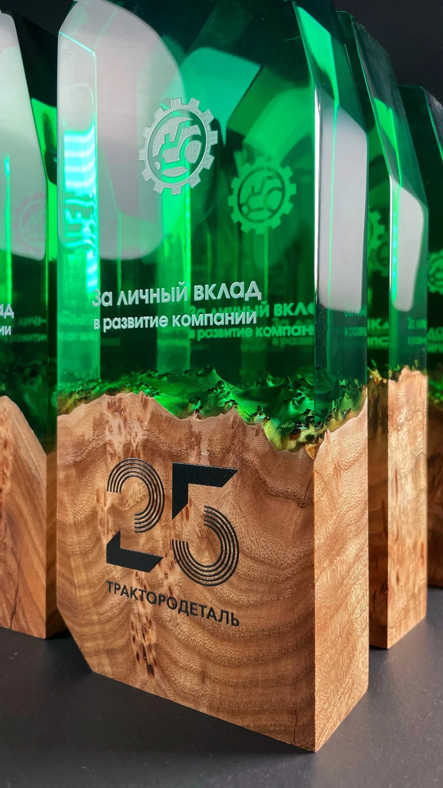 кубок необычной формы из эпоксидной смолы зеленого цвета и капового карагача в подарочной коробке